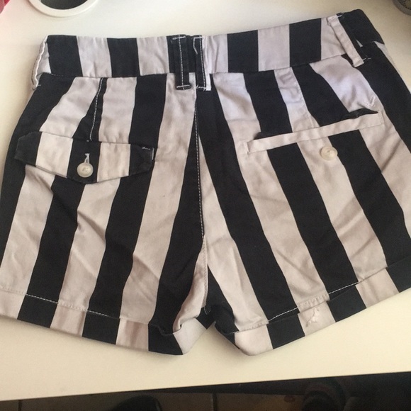 Black and white shorts - Picture 2 of 4